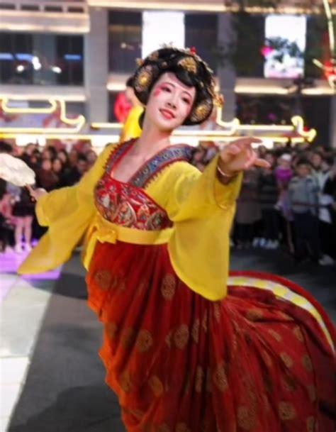 不倒翁小姐姐