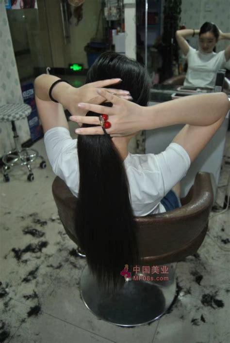 小美女剪头发