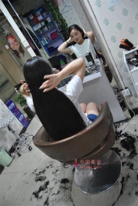 小美女剪头发图0