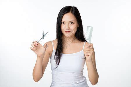 小美女剪头发图3