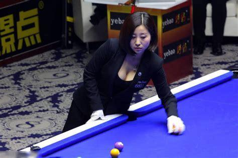 台球美女裁判图1